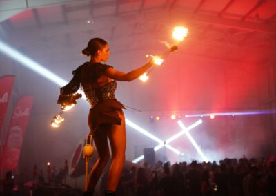 χορεύτρια με φωτιές κατά τη διάρκεια πάρτυ σε club