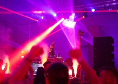 Χέρια ψηλά κατά τη διάρκεια πάρτυ με live DJ set