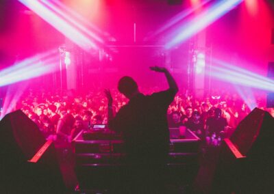 ενοικίαση εξοπλισμού πάρτυ σε DJ που πάιζει μουσική σε night club