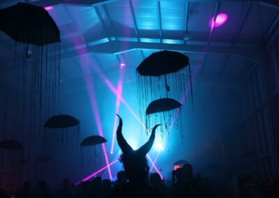 Πάρτυ με ντεκόρ κρεμμασμένες ομπρέλες και φωτισμό και ηχητικό εξοπλισμό για πάρτυ