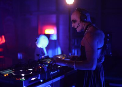 ενοικίαση εξοπλισμού πάρτυσε DJ με βαμμένο πρόσωπο