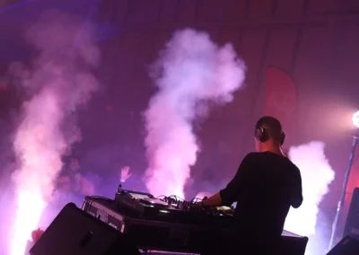 DJ παίζει μουσική σε πάρτυ με καπνούς