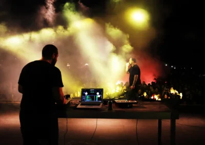 DJ και τραγουδιστής σε συναυλία με καπνογόνα που αναλάβαμε την ηχητική κάλυψη
